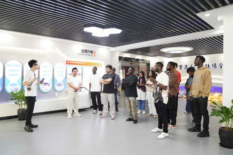 业务展厅参观1.jpg